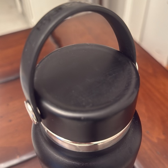 Hydro Flask Black Water Bottle 32 oz - Picture 2 of 7